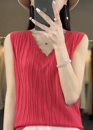 توب كاميسول برقبة سبعة (V-neck) من الحرير الثلجي بدون أكمام