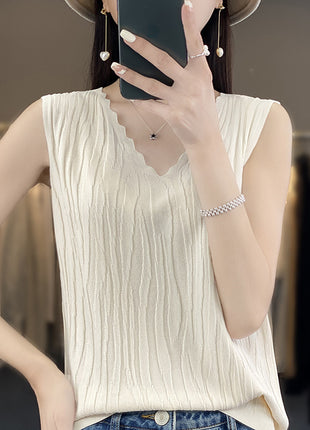 توب كاميسول برقبة سبعة (V-neck) من الحرير الثلجي بدون أكمام