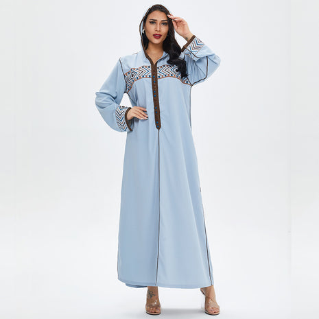 Vestido con capucha de rayón tejido bordado