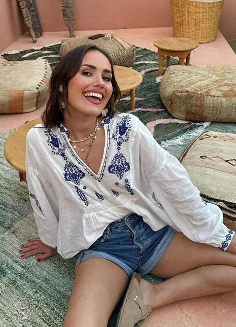 بلوزة برقبة على شكل V مطرزة بأكمام طويلة