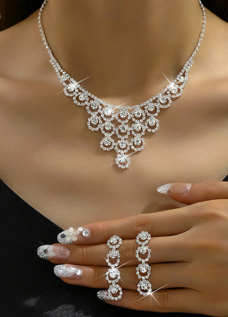 Collar y aretes con pedrería