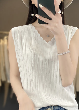 توب كاميسول برقبة سبعة (V-neck) من الحرير الثلجي بدون أكمام