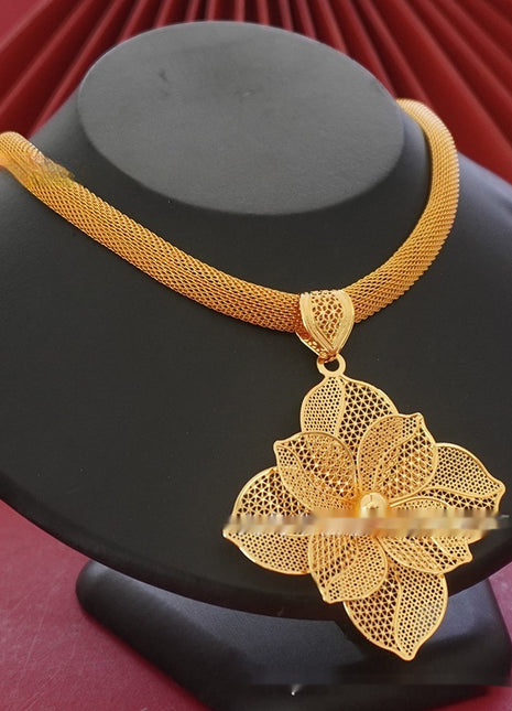 Conjunto de collar con colgante y pendientes