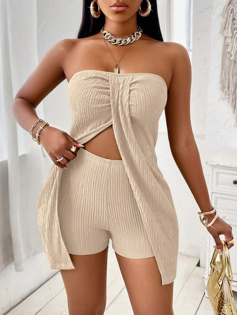 Conjunto de top sin tirantes con abertura frontal torcida y shorts
