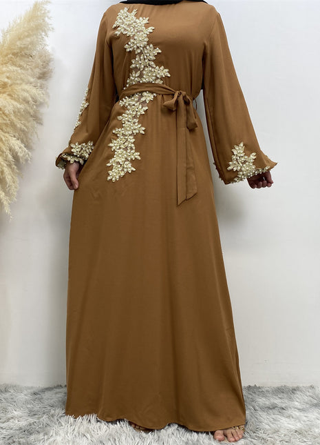 Abaya cerrada de seda helada con encaje y abalorios