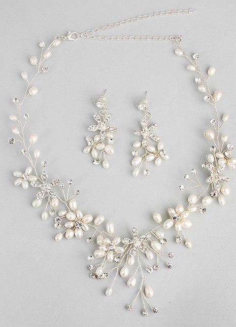 Juego de collar y pendientes de perlas