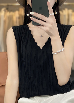 توب كاميسول برقبة سبعة (V-neck) من الحرير الثلجي بدون أكمام