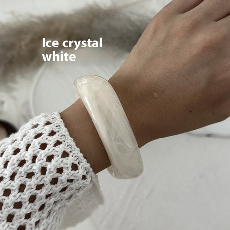 Pulsera acrílica translúcida exagerada