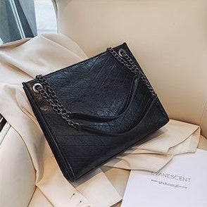 スタイリッシュなレザーショルダーバッグ
