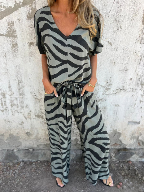 Conjunto de top con escote en V con cordones y pantalón estampado de cebra