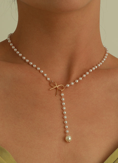 Collar con colgante de borla con perlas y lazo