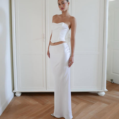 Traje de vestido tubo con escote palabra de honor y cordones