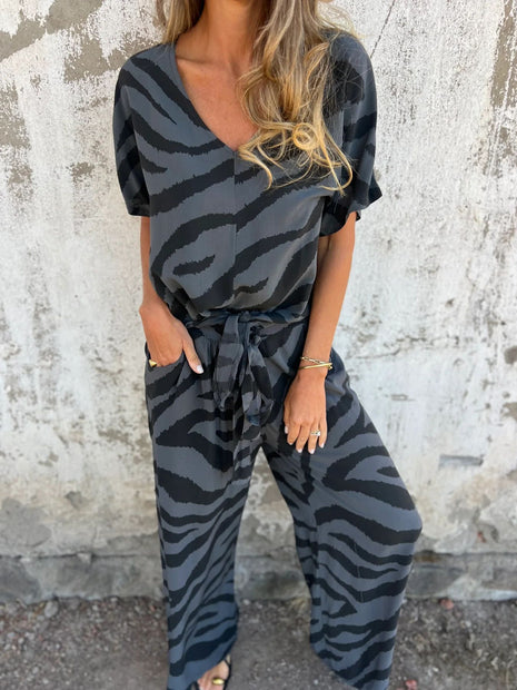 Conjunto de top con escote en V con cordones y pantalón estampado de cebra