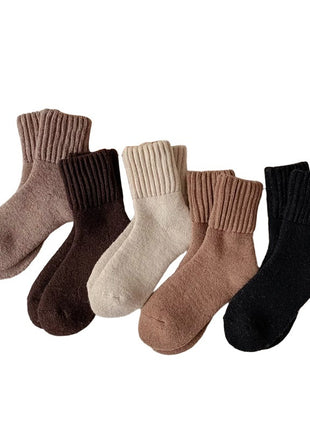 Women's mid-calf terry-style socks five-pair set

Women's solid-color socks in black beige and coffee shades

Five pairs of neutral women's socks for fall and winter

Minimalist polyester socks for casual everyday outfits

Women's mid-calf socks styled with sneakers

Neutral fall socks for boots and casual shoes

BLNDL women's five-color everyday sock set