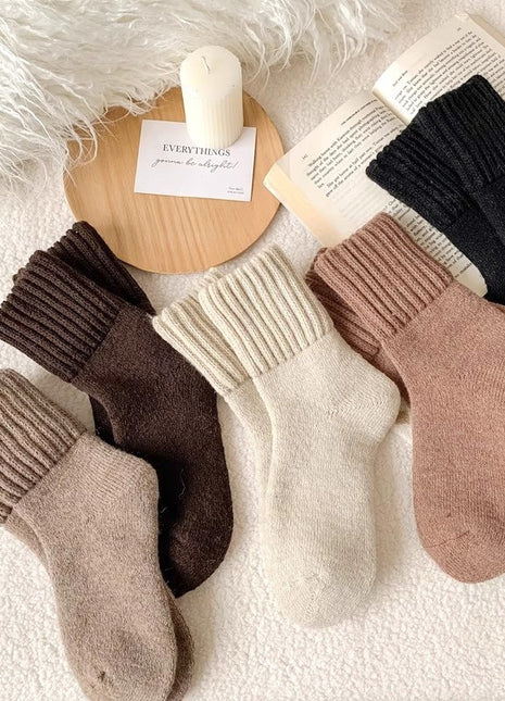 Women's mid-calf terry-style socks five-pair set

Women's solid-color socks in black beige and coffee shades

Five pairs of neutral women's socks for fall and winter

Minimalist polyester socks for casual everyday outfits

Women's mid-calf socks styled with sneakers

Neutral fall socks for boots and casual shoes

BLNDL women's five-color everyday sock set
