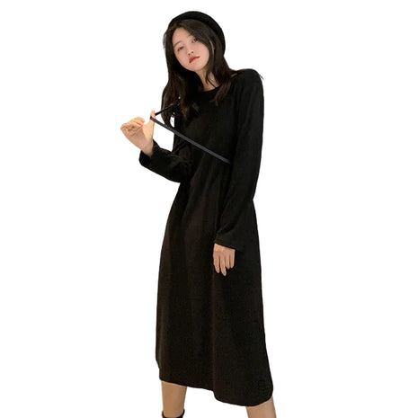 Loose-Fitting Figure-Flattering Long-Sleeved A-Line Midi Dress in Black