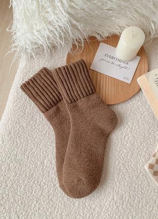 Women's mid-calf terry-style socks five-pair set

Women's solid-color socks in black beige and coffee shades

Five pairs of neutral women's socks for fall and winter

Minimalist polyester socks for casual everyday outfits

Women's mid-calf socks styled with sneakers

Neutral fall socks for boots and casual shoes

BLNDL women's five-color everyday sock set