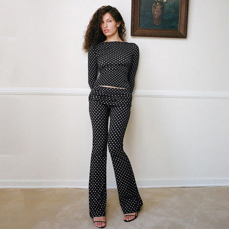 Conjunto de dos piezas de pantalones acampanados de lunares elásticos y top ajustado