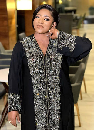فستان أسود بياقة على شكل V