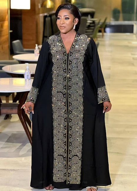 فستان أسود بياقة على شكل V