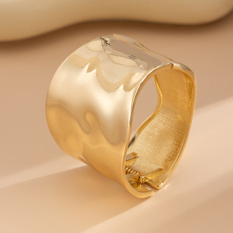 Brazalete brillante curvo ancho de metal irregular