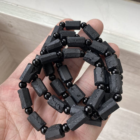 Pulsera de turmalina negra de piedra preciosa natural en bruto