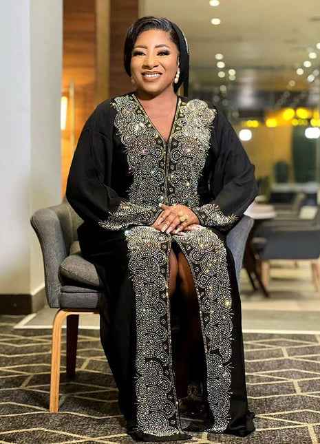 فستان أسود بياقة على شكل V
