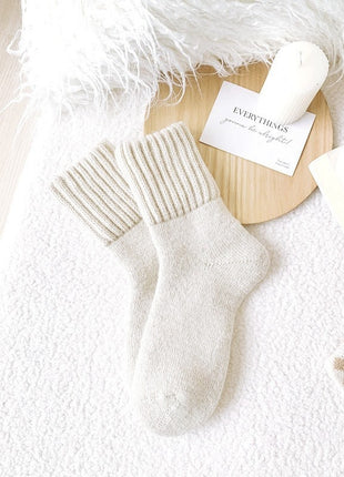 Women's mid-calf terry-style socks five-pair set

Women's solid-color socks in black beige and coffee shades

Five pairs of neutral women's socks for fall and winter

Minimalist polyester socks for casual everyday outfits

Women's mid-calf socks styled with sneakers

Neutral fall socks for boots and casual shoes

BLNDL women's five-color everyday sock set