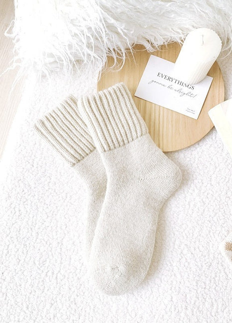 Women's mid-calf terry-style socks five-pair set

Women's solid-color socks in black beige and coffee shades

Five pairs of neutral women's socks for fall and winter

Minimalist polyester socks for casual everyday outfits

Women's mid-calf socks styled with sneakers

Neutral fall socks for boots and casual shoes

BLNDL women's five-color everyday sock set