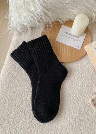 Women's mid-calf terry-style socks five-pair set

Women's solid-color socks in black beige and coffee shades

Five pairs of neutral women's socks for fall and winter

Minimalist polyester socks for casual everyday outfits

Women's mid-calf socks styled with sneakers

Neutral fall socks for boots and casual shoes

BLNDL women's five-color everyday sock set
