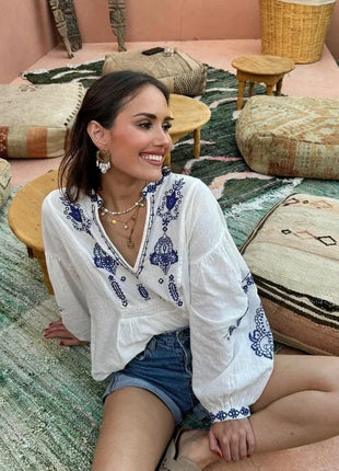 بلوزة برقبة على شكل V مطرزة بأكمام طويلة