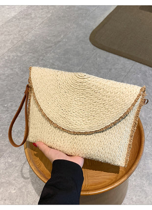 浜辺で手作りされる織物バッグ