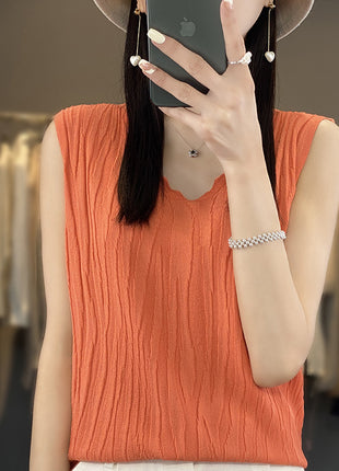 توب كاميسول برقبة سبعة (V-neck) من الحرير الثلجي بدون أكمام