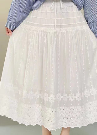 تنورة فرنسية بخصر عالٍ وقصة A-Line تُنحّف الجسم