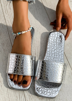 Bailarinas con textura de cocodrilo y puntera cuadrada a la moda