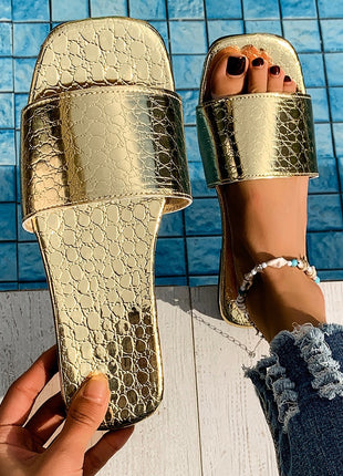 Bailarinas con textura de cocodrilo y puntera cuadrada a la moda