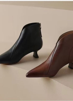حذاء بكعب قطة مدبب من الأمام