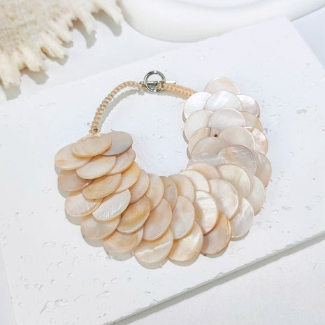 Pulsera redonda de escamas de concha tejida a mano